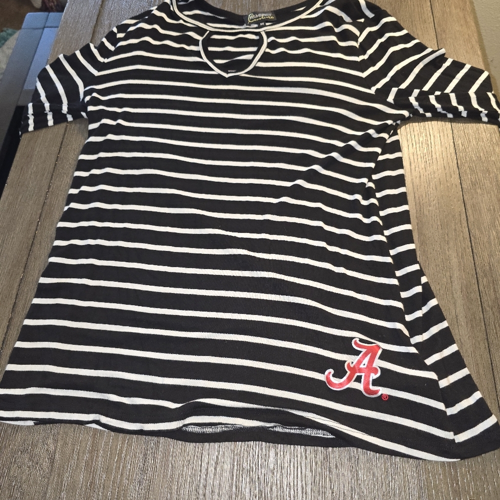 Alabama game day sz. Medium black/white tshirt